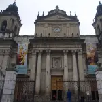 Catedral Metropolitana de Guatemala emite 88 campanadas por muerte del papa Francisco.