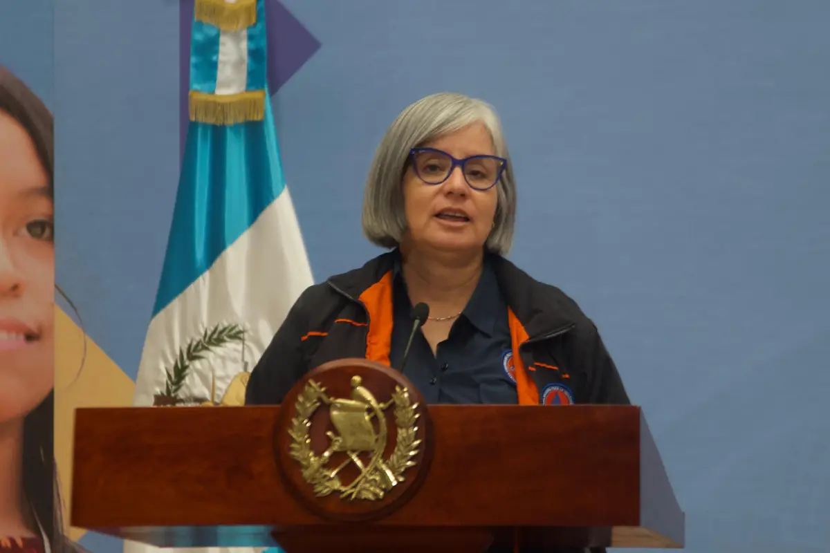 La secretaria ejecutiva de la Conred, Claudinne Ogaldes, en conferencia en el Palacio Nacional para brindar resultados del Sinaprese 2025.