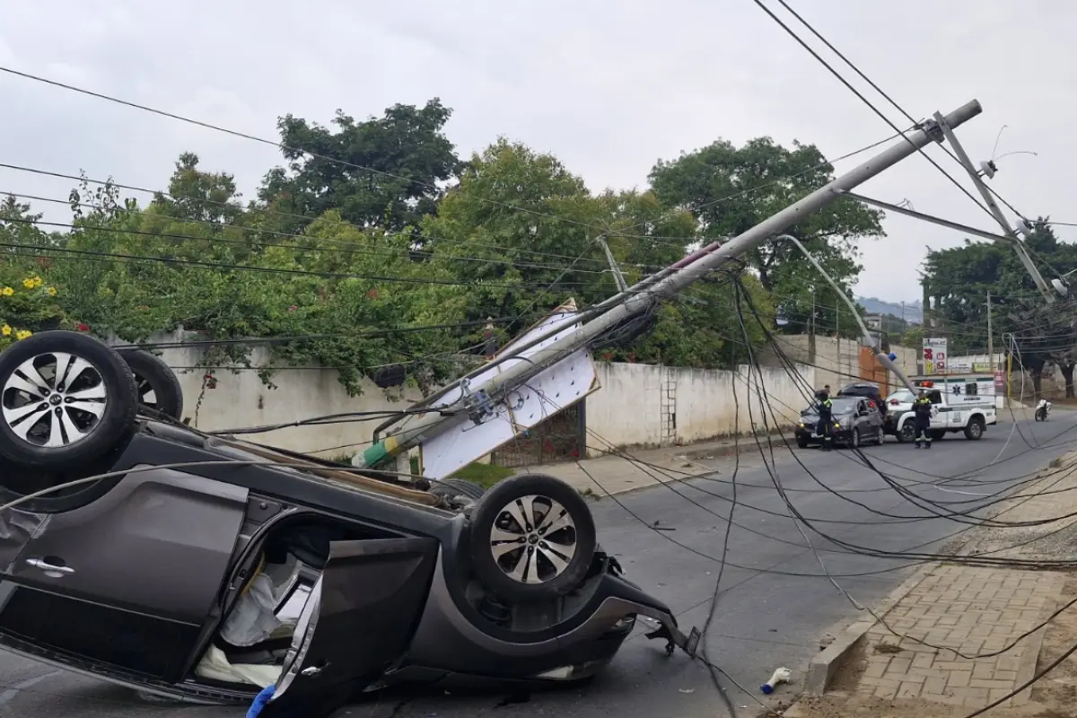 El vehÃ­culo quedÃ³ volcado tras colisionar en San Miguel Petapa., PMT de San Miguel Petapa