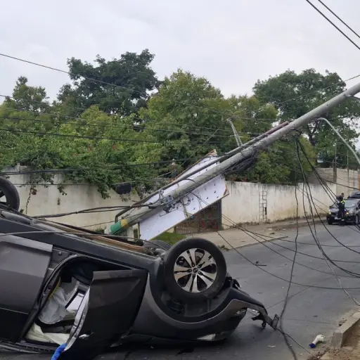 El vehículo quedó volcado tras colisionar en San Miguel Petapa. ,PMT de San Miguel Petapa