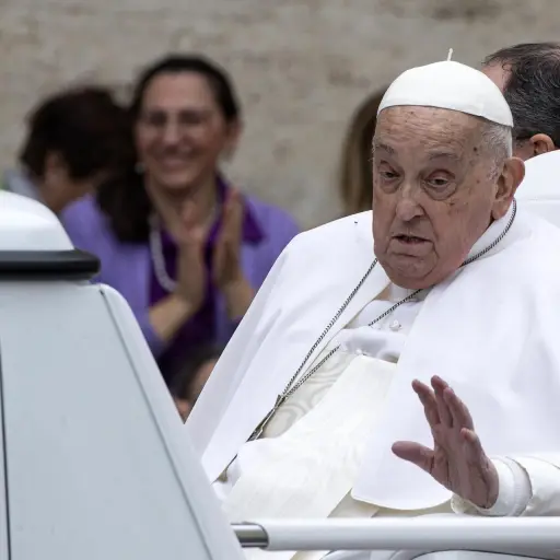 Imagen de archivo tomada el 20/04/2025 del papa Francisco mientras saluda a los asistentes tras la bendición Urbi et Orbi en la Plaza de San Pedro Vaticano. ,EFE