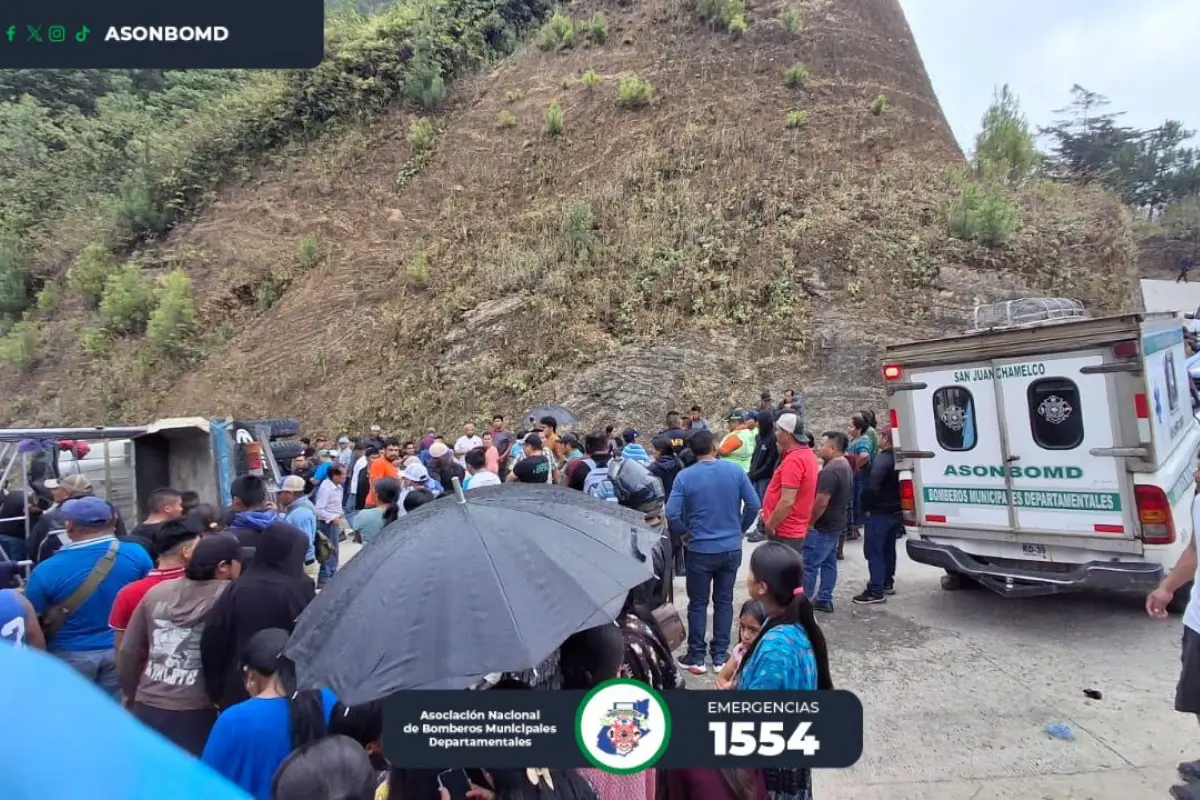 Varios heridos tras volcar camión en Alta Verapaz