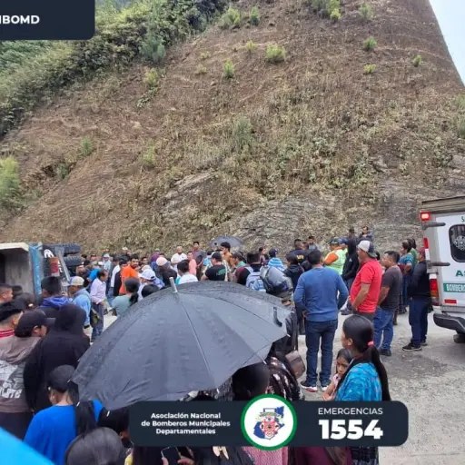 Varios heridos tras volcar camión en Alta Verapaz