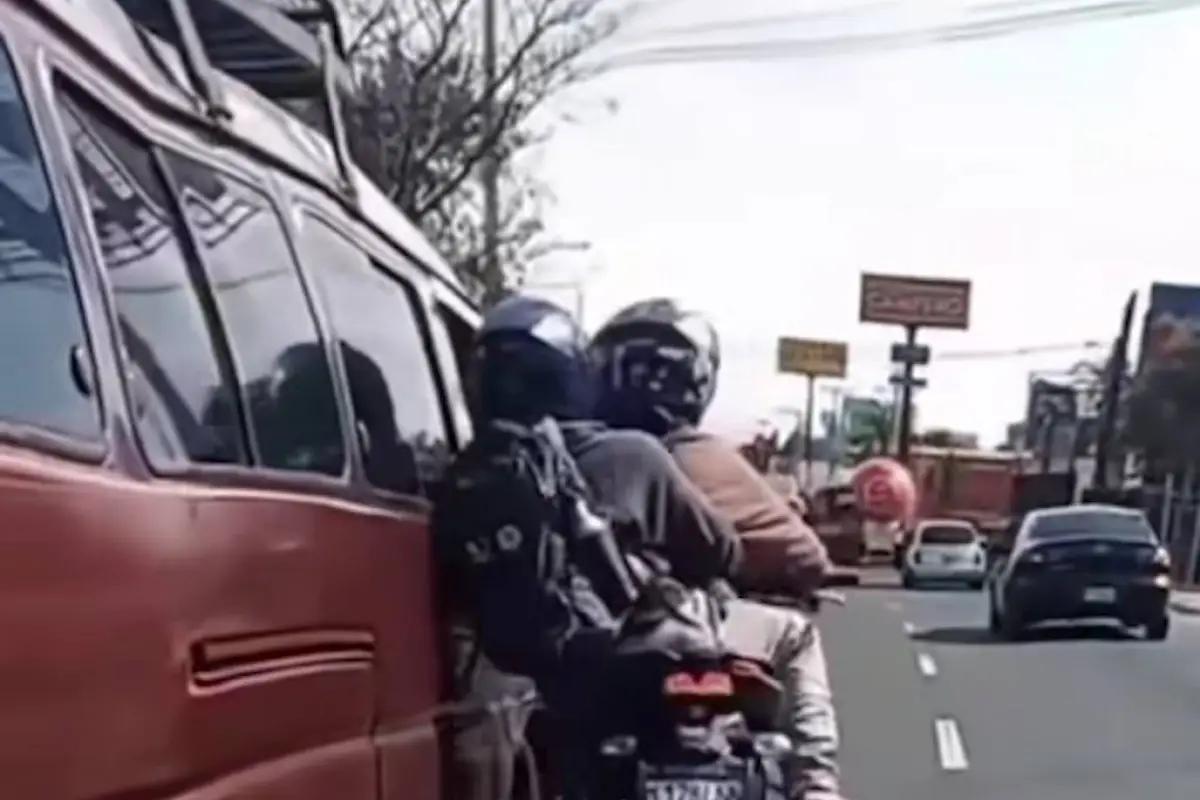 Motorista y acompañante ebrios a punto de ser arrollados., Redes sociales.