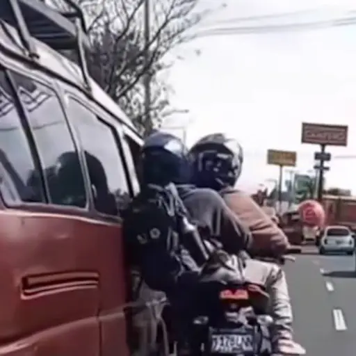 Motorista y acompañante ebrios a punto de ser arrollados. ,Redes sociales.