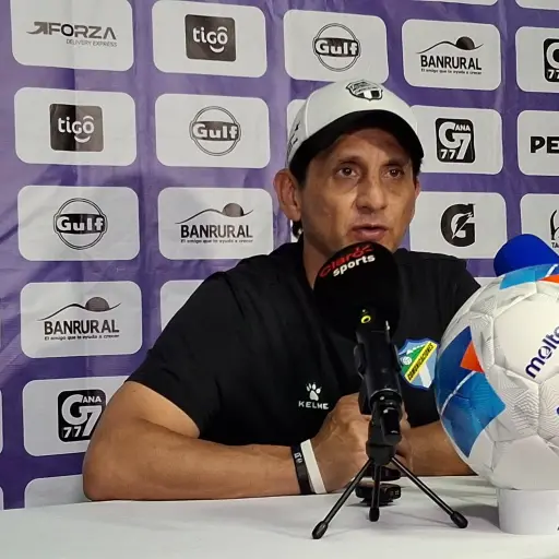 Ronald González, técnico de Comunicaciones - Alex Meoño