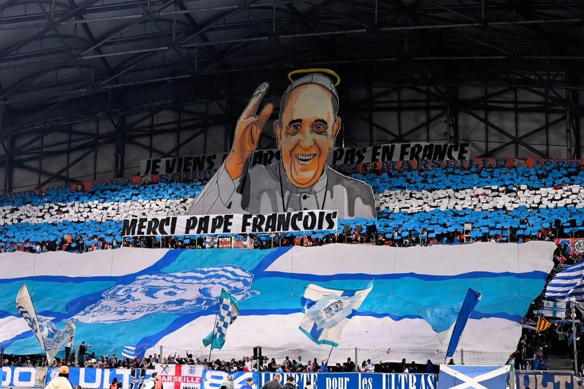 El emotivo homenaje del Olympique de Marsella al papa Francisco - Barras Bravas LATAM