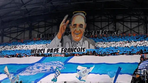 El emotivo homenaje del Olympique de Marsella al papa Francisco - Barras Bravas LATAM
