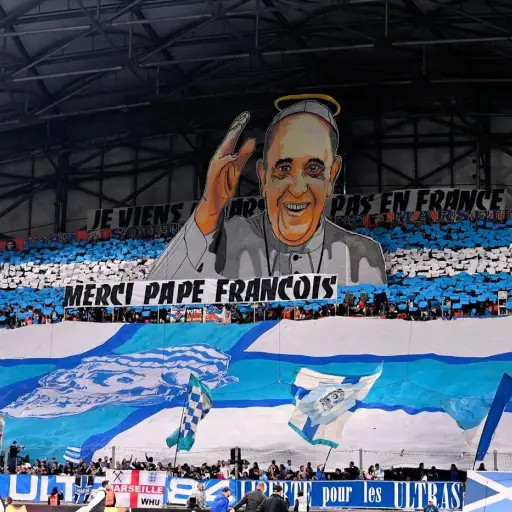 El emotivo homenaje del Olympique de Marsella al papa Francisco - Barras Bravas LATAM