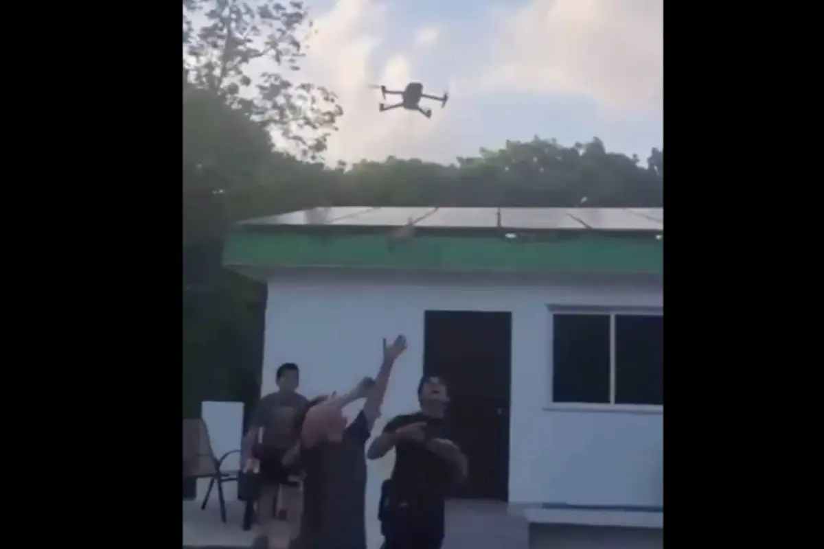 Jóvenes elevan a un perro con un dron. , Captura de pantalla video X.