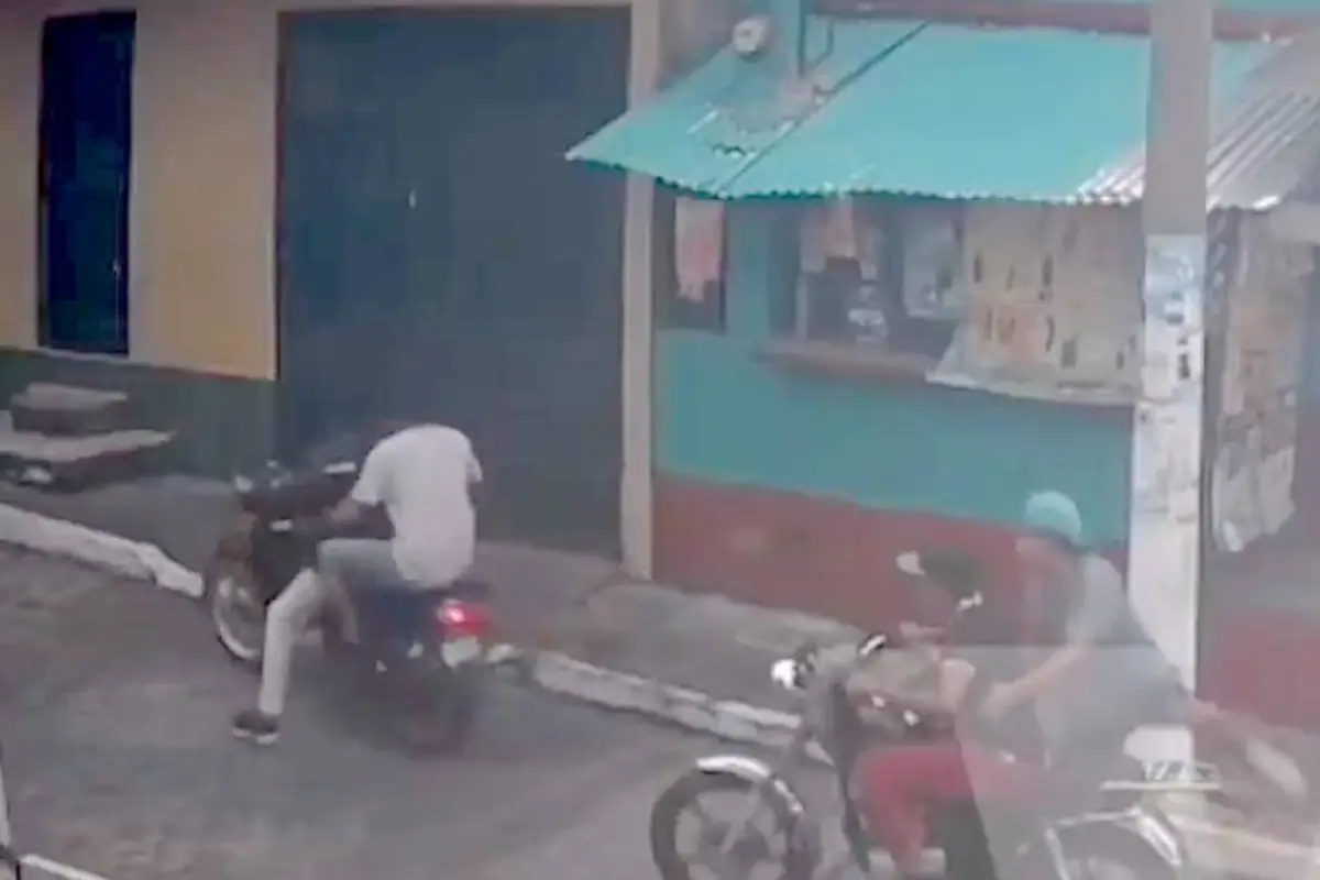 Cámaras captan sus asaltos en tiendas de barrio, Captura de pantalla video X.