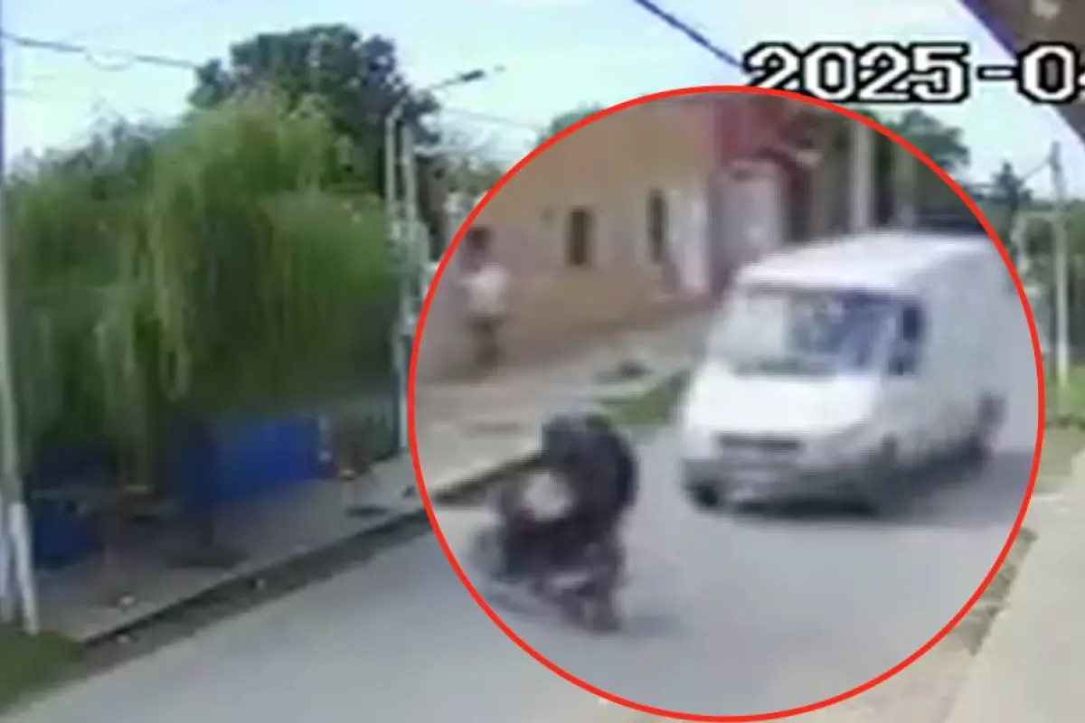 Dueño de negocio arrolla a motoladrones., Captura de pantalla video X.