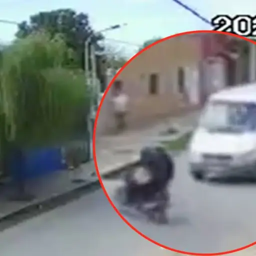 Dueño de negocio arrolla a motoladrones. ,Captura de pantalla video X.