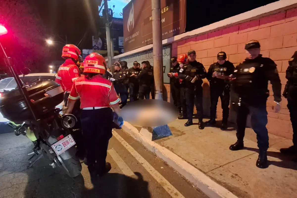 El motorista fue atacado por los desconocidos en un sector de la avenida Petapa., Bomberos Municipales