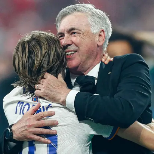 Abrazo entre Carlo Ancelotti y Luka Modric - instagram @realmadrid