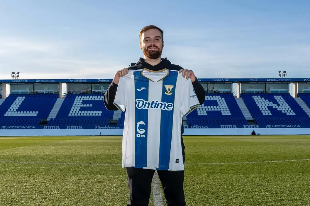 Ibai Llanos posa con la camiseta del CD Leganés como parte de una publicidad - instagram @ibaillanos