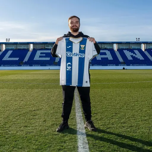 Ibai Llanos posa con la camiseta del CD Leganés como parte de una publicidad - instagram @ibaillanos