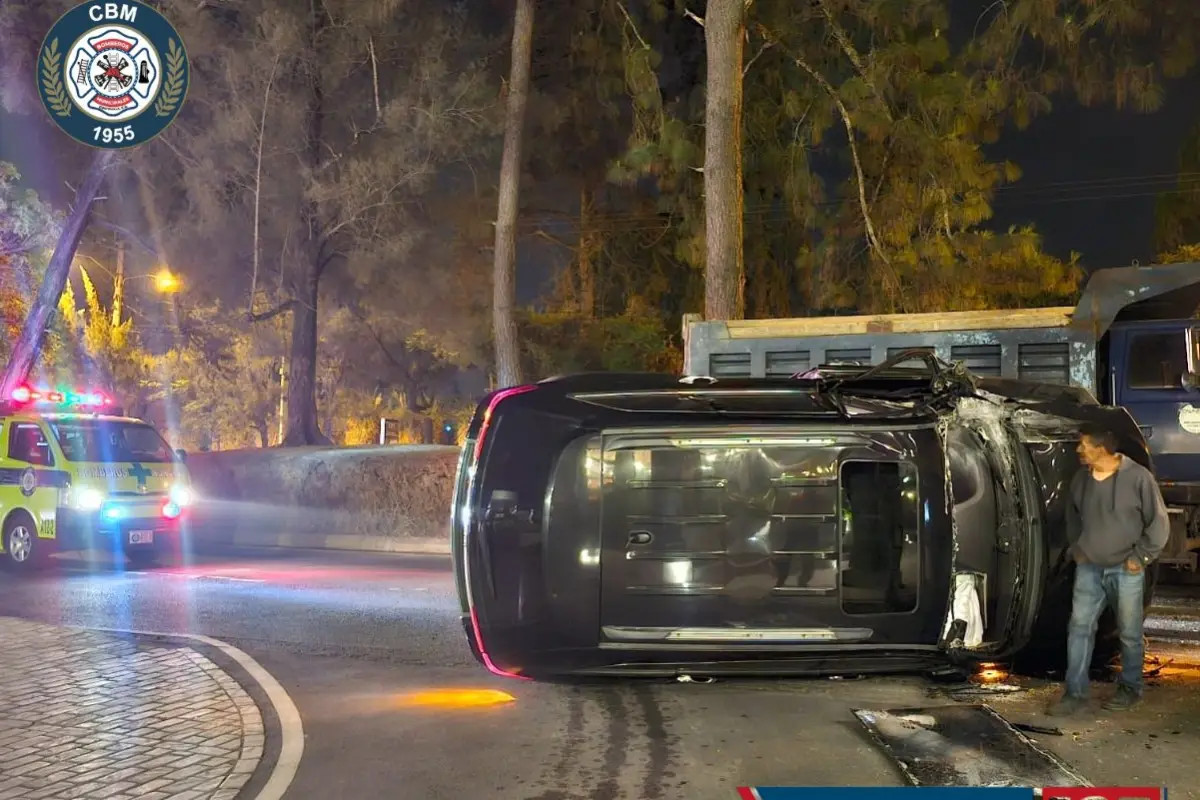 El accidente ocurrió en el bulevar Rafael Landívar., Bomberos Municipales