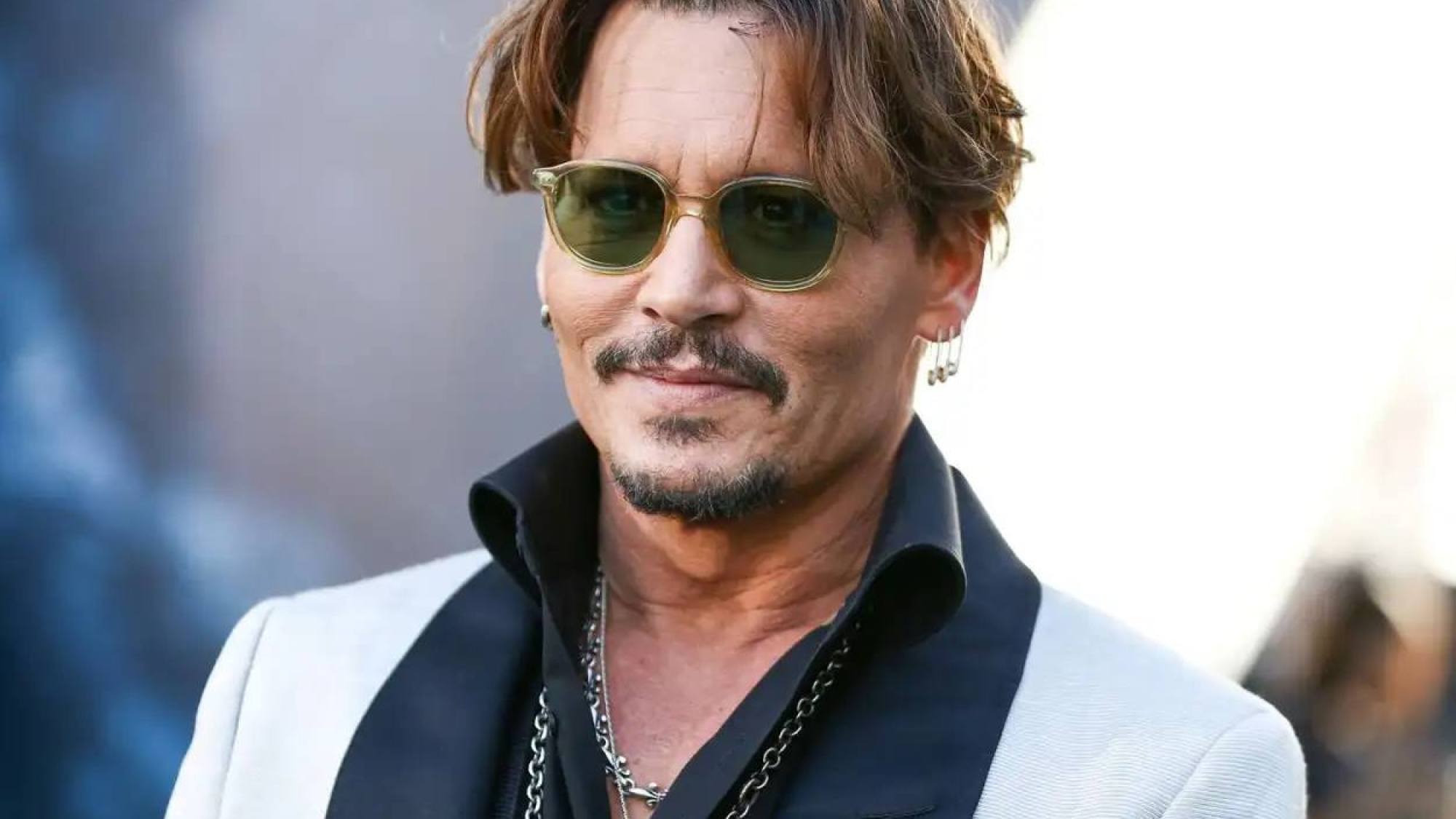 Johnny Depp luce irreconocible como Ebenezer Scrooge en el nuevo tráiler