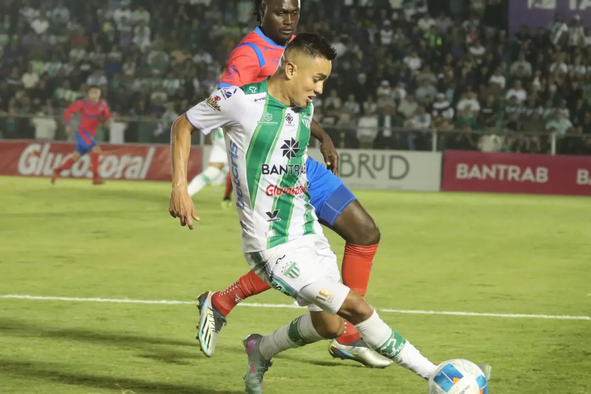 Óscar Santis en una acción durante la final de ida del Clausura 2025 