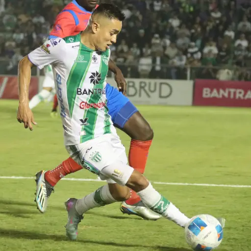 Óscar Santis en una acción durante la final de ida del Clausura 2025 