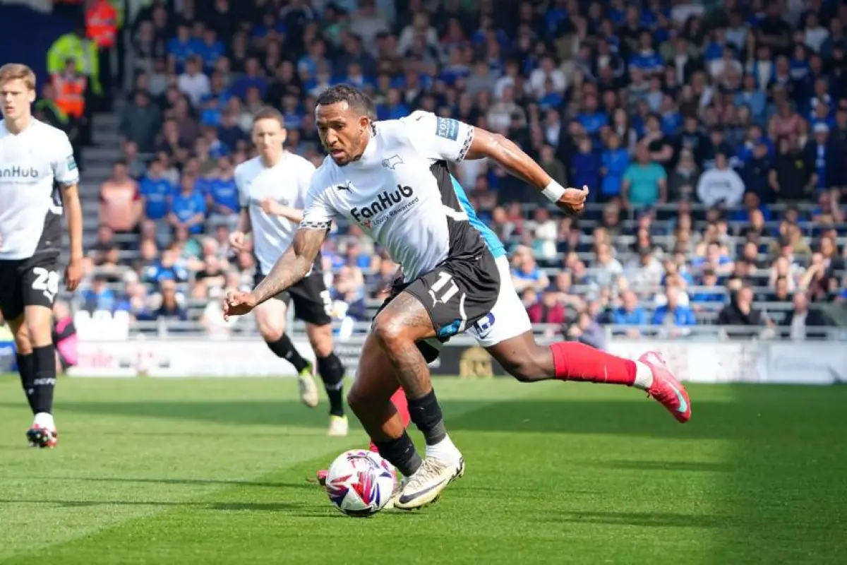 Nathaniel Méndez-Laing es uno de los 18 jugadores con contrato actual en el Derby County 