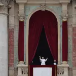 Imagen de archivo de León XIV saludando a los fieles desde la Basílica de San Pedro en el Vaticano , EFE/MASSIMO PERCOSSI
