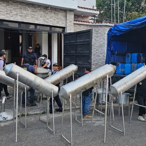 Los agentes de la PNC encontraron varios precursores para la elaboración de drogas. ,PNC de Guatemala.