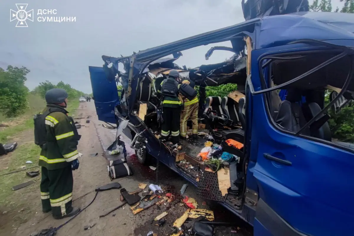 Los equipos de rescate trabajan en un autobús alcanzado por un bombardeo ruso en una carretera cerca de Bilopillia, región de Sumi, noreste de Ucrania, el 17 de mayo de 2025,  EFE/EPA/SERVICIO ESTATAL DE EMERGENCIAS DE UCRANIA HANDOUT -- MEJOR CALIDAD DISPONIBLE -- CRÉDITO OBLIGATORIO: SERVICIO ESTATAL DE EMERGENCIAS DE UCRANIA --USO EDITORIAL ÚNICAMENTE/SIN VENTAS
