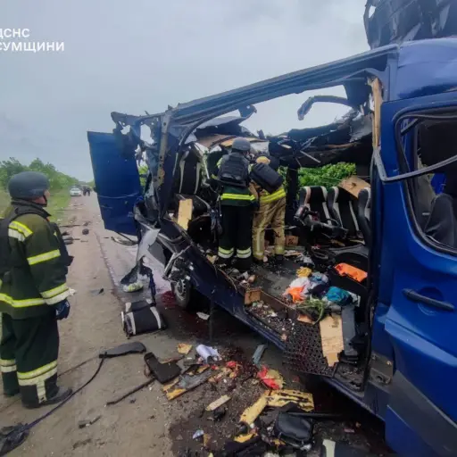 Los equipos de rescate trabajan en un autobús alcanzado por un bombardeo ruso en una carretera cerca de Bilopillia, región de Sumi, noreste de Ucrania, el 17 de mayo de 2025 , EFE/EPA/SERVICIO ESTATAL DE EMERGENCIAS DE UCRANIA HANDOUT -- MEJOR CALIDAD DISPONIBLE -- CRÉDITO OBLIGATORIO: SERVICIO ESTATAL DE EMERGENCIAS DE UCRANIA --USO EDITORIAL ÚNICAMENTE/SIN VENTAS