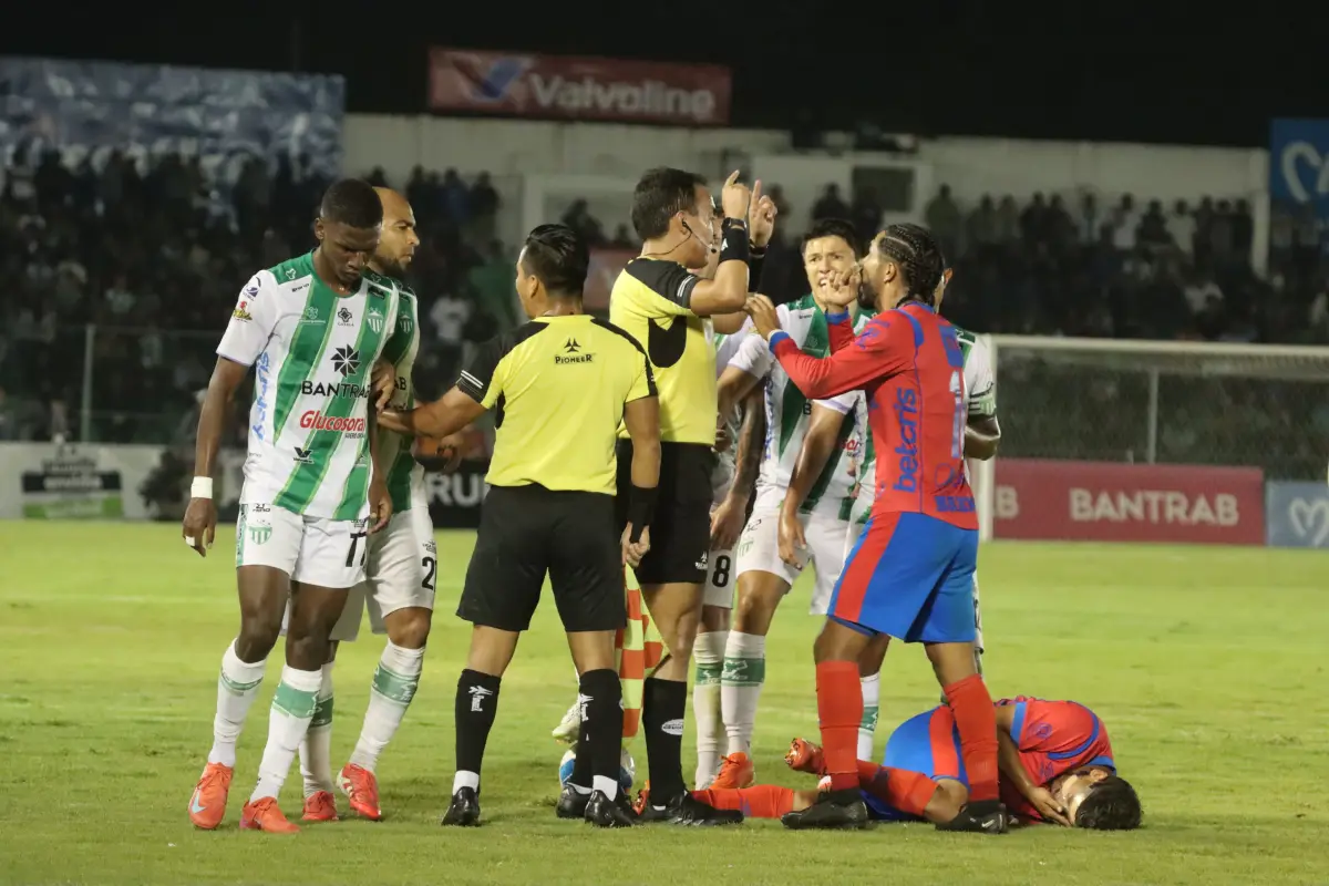 Antigua GFC y Municipal en la final de ida del Clausura 2025 - Alex Meoño