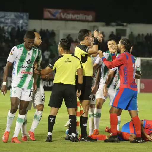 Antigua GFC y Municipal en la final de ida del Clausura 2025 - Alex Meoño