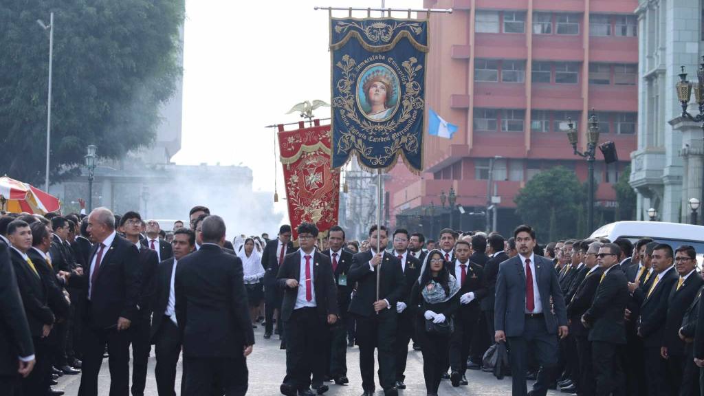 Devotos católicos agradecen a Dios con procesión en zona 1 | Álex Meoño