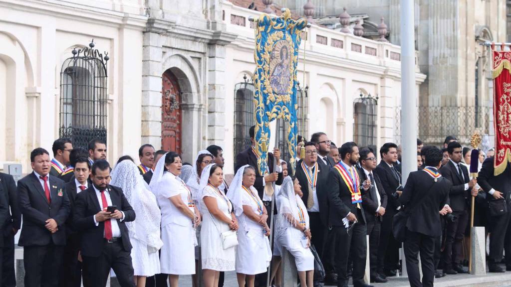 Devotos católicos agradecen a Dios con procesión en zona 1 | Álex Meoño