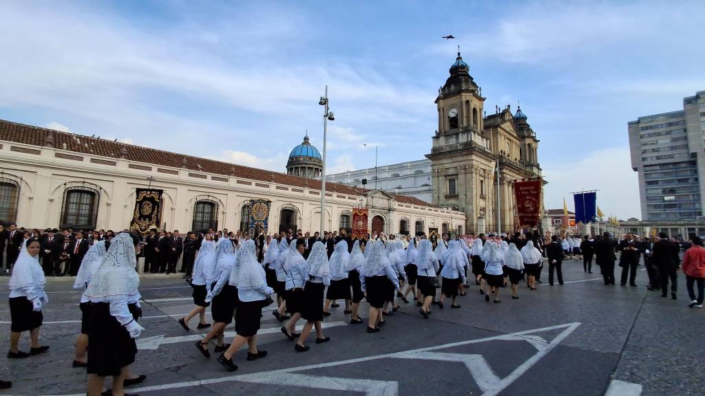 Devotos católicos agradecen a Dios con procesión en zona 1 | Álex Meoño