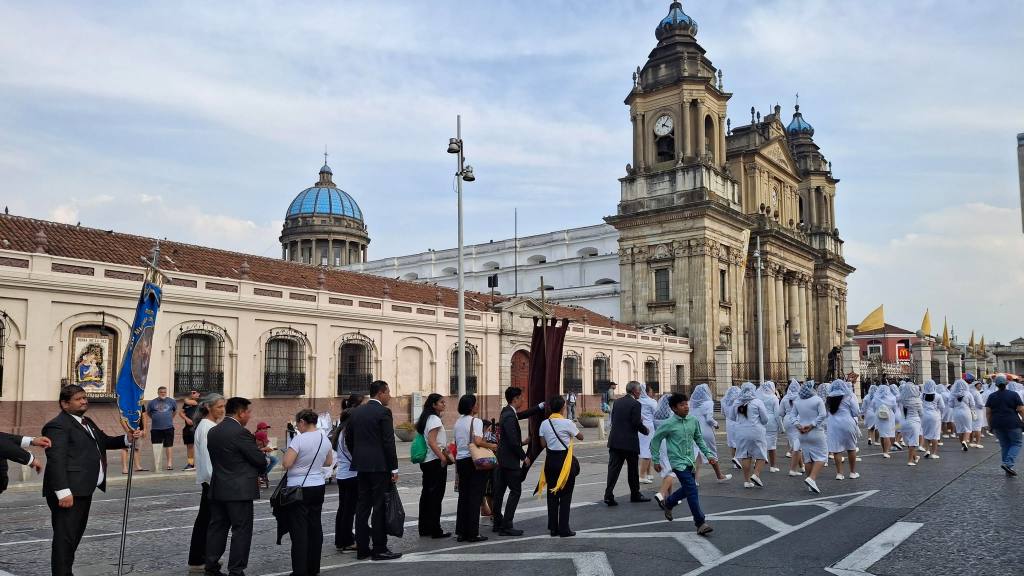 Devotos católicos agradecen a Dios con procesión en zona 1 | Álex Meoño