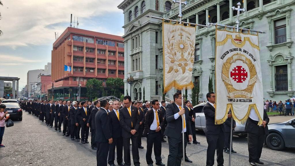 Devotos católicos agradecen a Dios con procesión en zona 1 | Álex Meoño