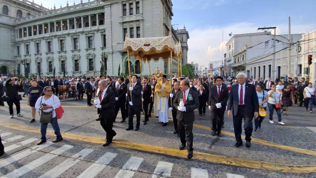 Devotos católicos agradecen a Dios con procesión en zona 1 | Álex Meoño
