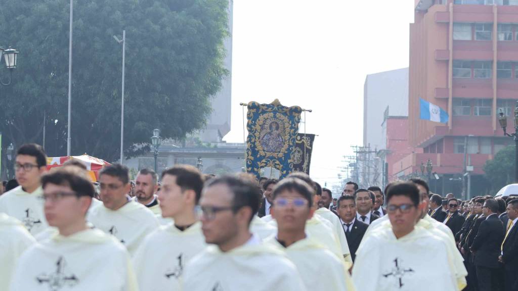 Devotos católicos agradecen a Dios con procesión en zona 1 | Álex Meoño
