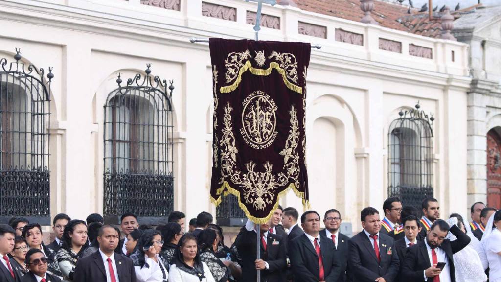 Devotos católicos agradecen a Dios con procesión en zona 1 | Álex Meoño