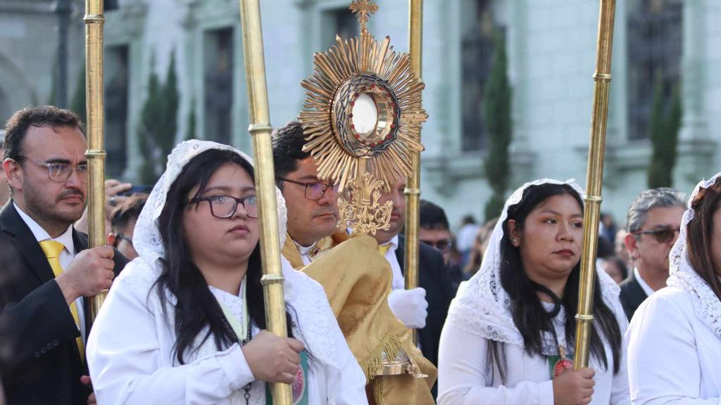 Devotos católicos agradecen a Dios con procesión en zona 1 | Álex Meoño