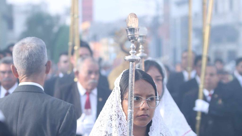 Devotos católicos agradecen a Dios con procesión en zona 1 | Álex Meoño