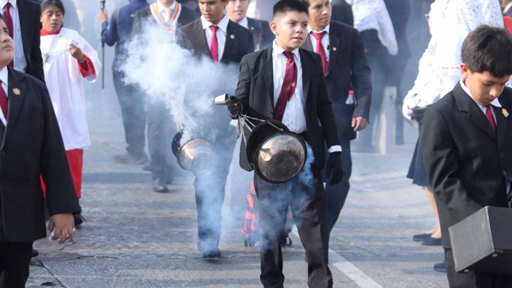 Devotos católicos agradecen a Dios con procesión en zona 1 | Álex Meoño