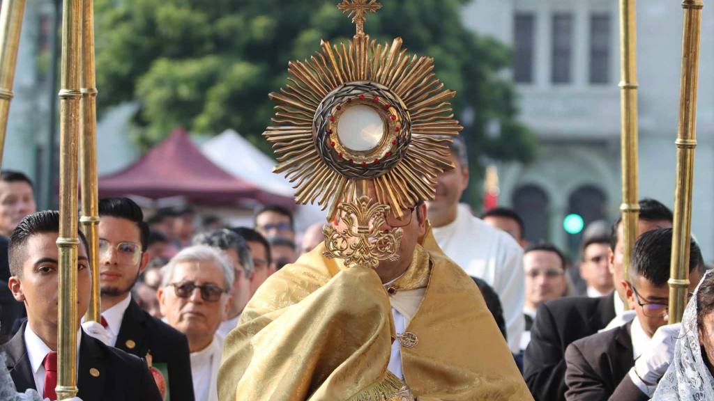 Devotos católicos agradecen a Dios con procesión en zona 1 | Álex Meoño