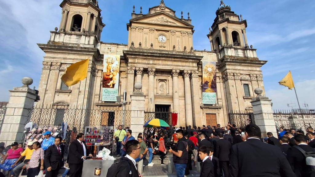 Devotos católicos agradecen a Dios con procesión en zona 1 | Álex Meoño