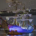 Fotografía del buque escuela mexicano Cuauhtémoc junto al puente de Brooklyn este sábado, en Nueva York (EE ,UU