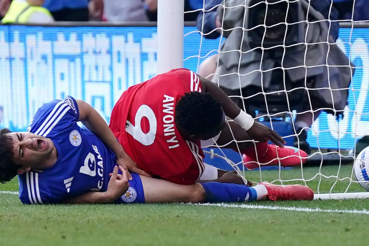 El delantero nigeriano del Nottingham Forest, Taiwo Awoniyi, fue ingresado en coma inducido luego de sufrir una grave lesión abdominal.- RR.SS.