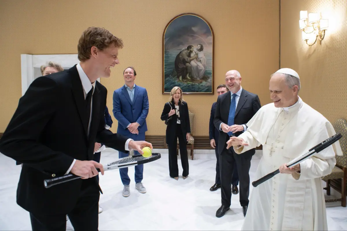 El papa León XIV recibe al tenista italiano Jannik Sinner en El Vaticano, este miércoles - EFE/ Vatican Media