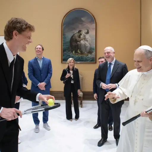 El papa León XIV recibe al tenista italiano Jannik Sinner en El Vaticano, este miércoles - EFE/ Vatican Media