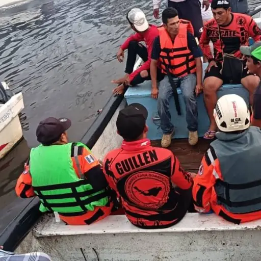 El joven fue hallado 40 millas mar adentro. ,Bomberos Voluntarios